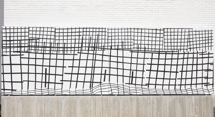 Silja Rantanen: Katsura, 2024 (granit, betong, 900 x 290 cm). Gymnasiet Lärkan. Foto: HAM/Viljami Annanolli.