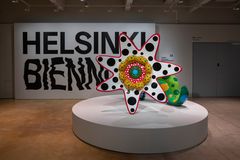 Yayoi Kusama: Huomenna kukkivat kukat, 2011. Helsinki Biennaali 8.6.–21.9.2025, HAM Helsingin taidemuseo. Kuva: HAM / Helsinki Biennaali / Sonja Hyytiäinen.