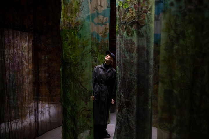 Geraldine Javier: Todistaja, 2025, yksityiskohta. Helsinki Biennaali 8.6.–21.9.2025, Vallisaari. Kuva: HAM / Helsinki Biennaali / Maija Toivanen.