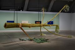 Ingela Ihrman: Jättiputki, 2020. Helsinki Biennaali 8.6.–21.9.2025, HAM Helsingin taidemuseo. Kuva: HAM / Helsinki Biennaali / Sonja Hyytiäinen.