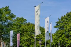 Katie Holten: Hur man blir en bättre älskare (Skogens alfabet), 2025, detalj. Helsingforsbiennalen 8.6–21.9.2025, Esplanadparken. Foto: HAM / Helsingforsbiennalen / Henni Hyvärinen.