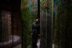 Geraldine Javier: Todistaja, 2025, yksityiskohta. Helsinki Biennaali 8.6.–21.9.2025, Vallisaari. Kuva: HAM / Helsinki Biennaali / Maija Toivanen.