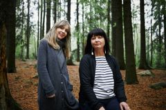 Blanca de la Torre ja Kati Kivinen, vuoden 2025 Helsinki Biennaalin pääkuraattorit. Kuva: Ilkka Saastamoinen / HAM / Helsinki Biennaali.