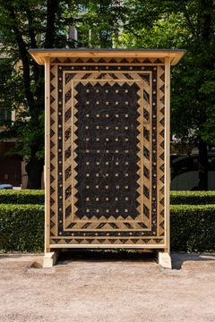 Kalle Hamm & Dzamil Kamanger: Insektsryor, 2025, detalj. Helsingforsbiennalen 8.6–21.9.2025, Esplanadparken. Foto: HAM / Helsingforsbiennalen / Henni Hyvärinen.