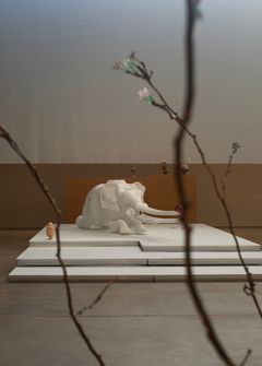 Marguerite Humeau: Soihdut. HAM Helsingin taidemuseo, 2025. © Marguerite Humeau. Kuva: Julia Andréone. Taiteilijan luvalla.