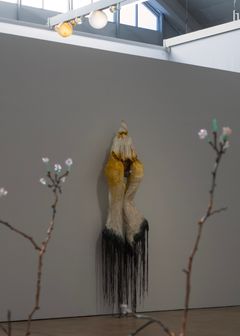 Marguerite Humeau: Soihdut. HAM Helsingin taidemuseo, 2025. © Marguerite Humeau. Kuva: Julia Andréone. Taiteilijan luvalla.