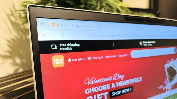 Kannettavan tietokoneen näyttö, jossa on Temun verkkosivusto auki. Näytöllä lukee muun muassa "Valentine's Day" ja "Free shipping".