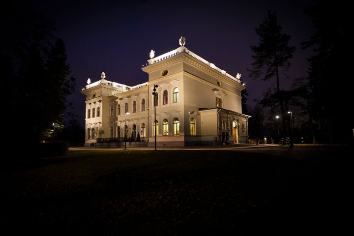 Kuvassa on Museo Milavida yöllä valaistuna.