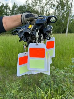 Tehokas keino estää lintujen törmäyksiä sähköverkkoon on heijastavien lintuvaroittimien asentaminen sähkölinjoihin