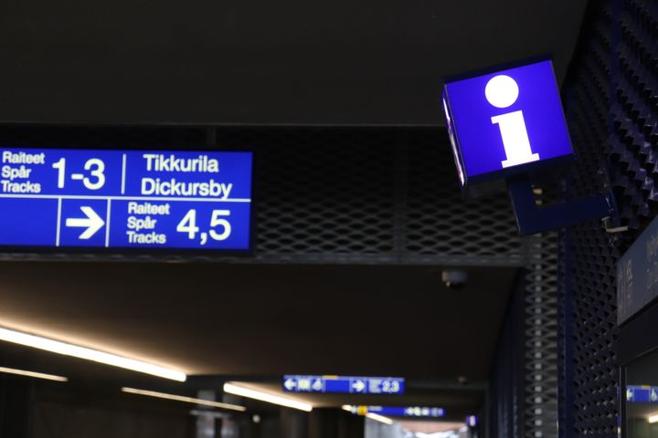 Skyltar på en tågstation som visar spår nummer ett till fem och riktning mot Tikkurila.