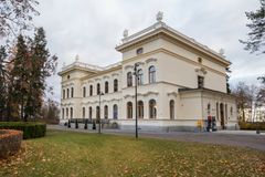 Museo Milavida -rakennus puistomaisessa ympäristössä syksyllä.
