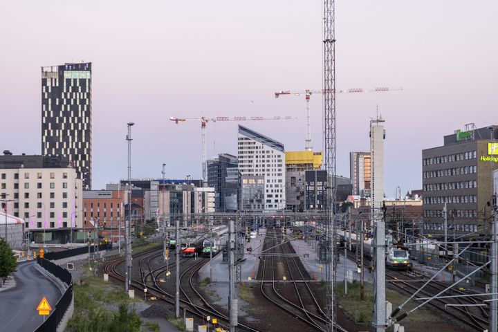 Tampereen kaupunkimaisema modernilla arkkitehtuurilla ja rakennustyömailla.