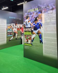 Näyttelyssä kävijä voi perehtyä jalkapallon kehitykseen urheilulajina sekä kisoihin globaalina tapahtumana