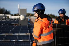 Solnetin omat asentajat asentavat älykästä aurinkovoimalaa