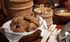 Christmas preparations began weeks earlier with tasks such as candlemaking. Slightly coarser flour is used to make bread for the poor, which was given, for example, to fire wardens and clock ringers, but also to beggars who knocked on the door.