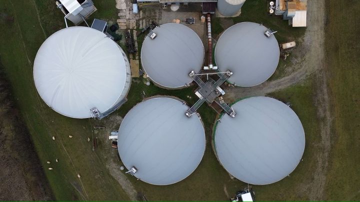 Flygvy över reaktorer för anaerob nedbrytning vid en biogasproduktionsanläggning i Tyskland. Foto: Julia Koblitz / Unsplash