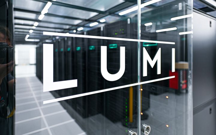 LUMI-supertietokone CSC:n Kajaanin datakeskuksessa.
