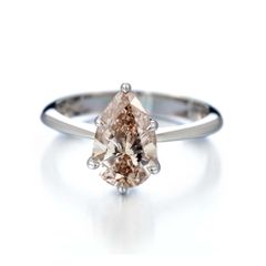 Sormuksen pisarahiontaisessa timantissa on harvinainen vaalean roosa vivahde, mikä tekee timantista hyvin erityisen. Sormus on uniikkikappale ja se on valmistettu Helsingissä.