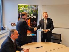 Yhteistyösopimuksen allekirjoitustilaisuudessa oikealla Finn Recycling Oy:n toimitusjohtaja Kalle Härkki, keskellä Siempelkamp Giesserei -yhtiön toimitusjohtaja Georg Geier ja vasemmalla Siempelkamp -yhtiön toimitusjohtaja Dirk How.