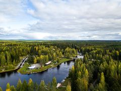 Möhkö on Suomen itäisin kylä kaksi kilometriä valtakunnan rajasta. Vasemmalla Museoviraston kunnostamaa, ruukkialueen läpi kulkevaa kanavajärjestelmää. Keskellä Teatteri Möhkön katsomo sekä Möhkön Manta, 1950-luvun savotoilla käytetty asuntoproomu, jossa on nykyisin savottakahvila. Koitajoki virtaa Suomen puolelle Venäjältä, joka näkyy taustalla. Kuva: STC Tuotanto Oy