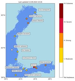 Karttakuva, joka näyttää Suomen rannikon havaintoasemien merellisten lämpöaaltojen luokittelun. Syyskuun alun lämpöaalto on luokiteltu Suomenlahdella ja Perämerellä voimakkaaksi, Selkämerellä kohtalaiseksi.