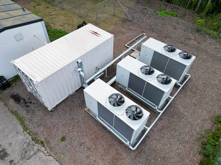 Kolme 100 kW lämpöpumppua lämpölaitoksella 1.