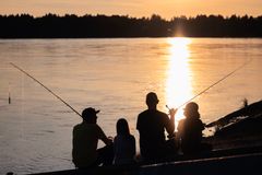 Kuvassa kalastajia Oulujoen rannalla.