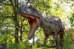 Ceratosaurus saniaisten keskellä. Kuva: Mari Lehmonen / Korkeasaaren eläintarha
