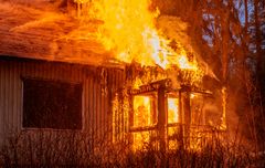 Purkukuntoinen omakotitalo palaa.