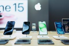 Applen iPhone 15 -mallien myynti vilkastutti joulukauppaa, mutta ei horjuttanut Samsungin asemaa vuoden 2023 myydyimpänä laitevalmistajana.