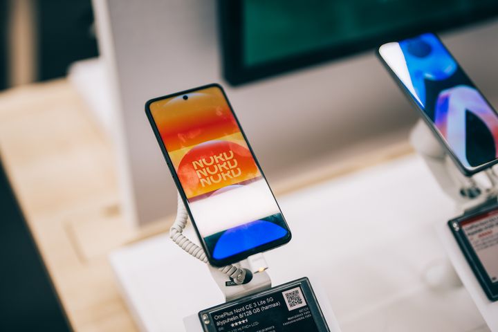 Neljä OnePlus-puhelinta myydyimpien listalla on poikkeuksellista. Kuva: Gigantti Oy - Petri Saarelainen