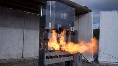 Hydraulic Press Channel näytti lokakuussa Orimattilassa miten akut syttyvät tuleen puristimessa.