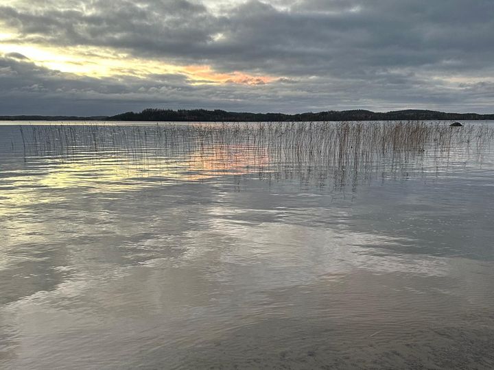 Syksyinen, tyyni iltanäkymä Saimaan Luonterilla.