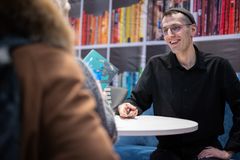 Pajtim Statovci signeeraamassa