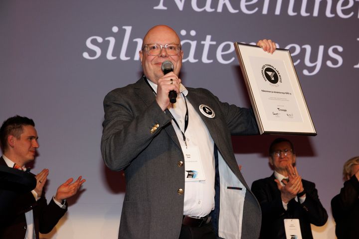 Suomen Yrittäjät valitsi Näkeminen ja silmäterveys Näe ry:n vuoden 2025 toimialajärjestöksi. Tunnustuksen vastaanotti toimitusjohtaja Panu Tast Vaikuttajafoorumissa 6.2.2026 Helsingissä.