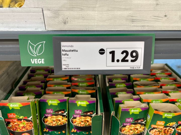 Puretun vegehyllyn tuotteilla on nyt vihreät hintakyltit.