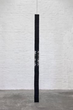 Inka Bell: Shift 1, 2023, paperi, metallirakenne, 14 x 3 x 280 cm