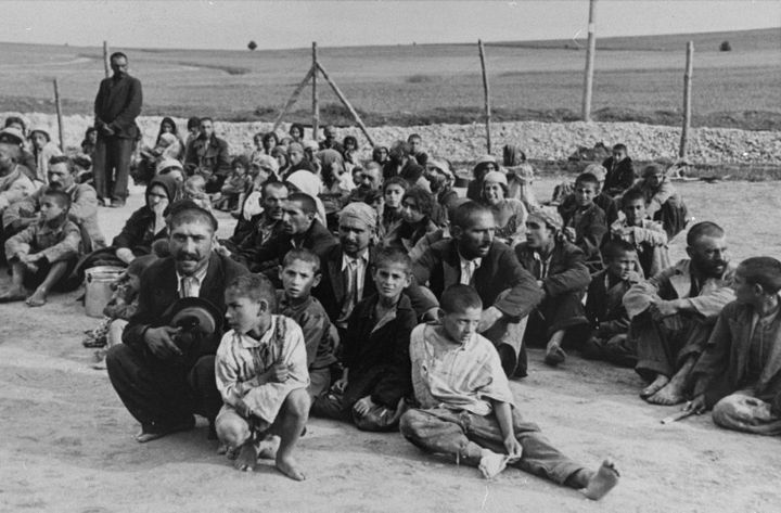 Ryhmä romanivankeja Belzecin työleirillä 1940/A group of Romani (Gypsy)  prisoners in Belzec labor camp, 1940 © USHMM