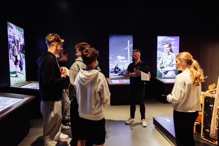 Pedagogi Mikko Siitonen ohjaa 8.-luokkalaisten työpajaa Muistin näyttelyssä.