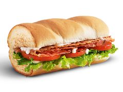 Subwayn uutuus Saver Subs on tarjolla kolmena eri makuyhdistelmänä – Nacho Chicken, B.B.L.T. (kuvassa) ja Italian Veggie. Lisää uusia makuyhdistelmiä tulee tarjolle kesän aikana.