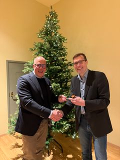 STK valitsi Tomi Muurisen uudeksi puheenjohtajakseen kaudelle 2026–2028. Oikealla päättyvän kauden puheenjohtaja Mika Höijer.