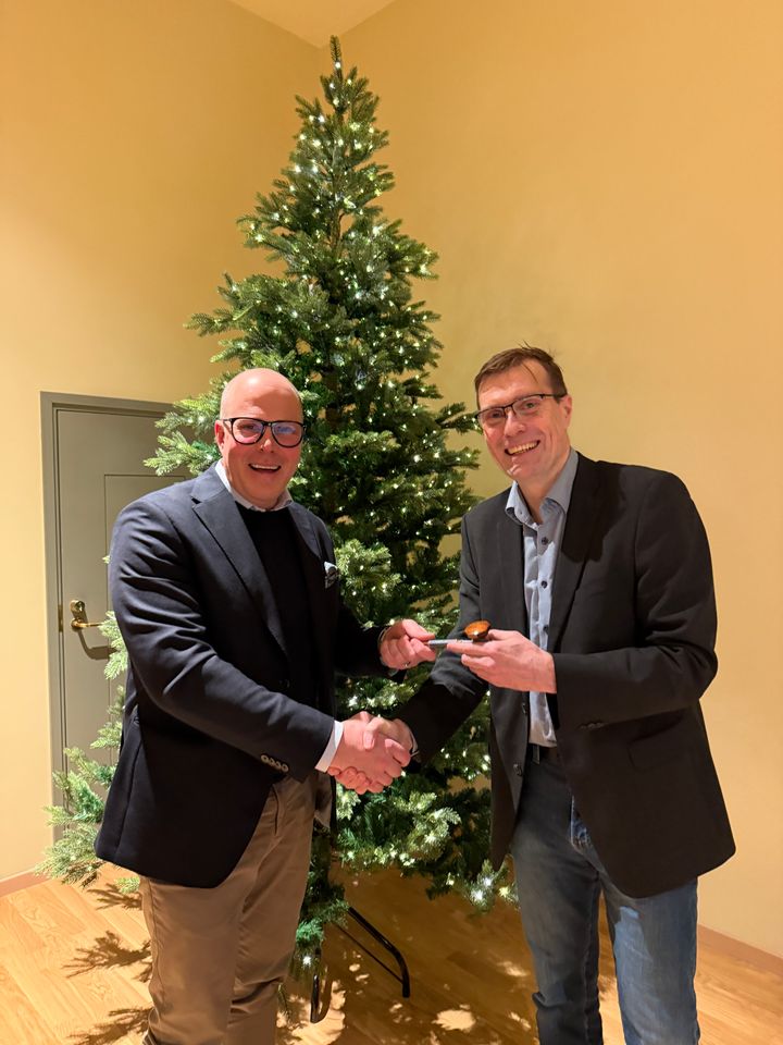 STK valitsi Tomi Muurisen uudeksi puheenjohtajakseen kaudelle 2026–2028. Oikealla päättyvän kauden puheenjohtaja Mika Höijer.