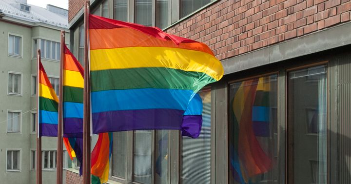 Kolme Pride-lippua liehuu Kelan päätalon edustalla.