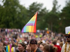Helsinki Pride -puistojuhlaan Kaivopuistossa osallistui vuonna 2023 yli 50 000 ihmistä.