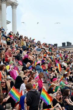 Helsinki Pride -kulkueeseen osallistui vuonna 2023 yli 100 000 ihmistä.