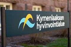 Kyltti, jossa lukee "Kymenlaakson hyvinvointialue".