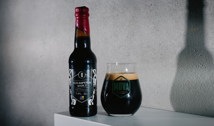 Kuva sisältää MOVA Anti-Imperial Stout -olutpullon ja täytetyn olutlasin.