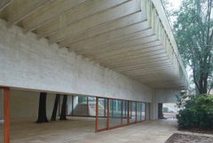 Den Nordiska paviljongen, designad av den norska arkitekten Sverre Fehn år 1962, ligger centralt i Giardini-parken.