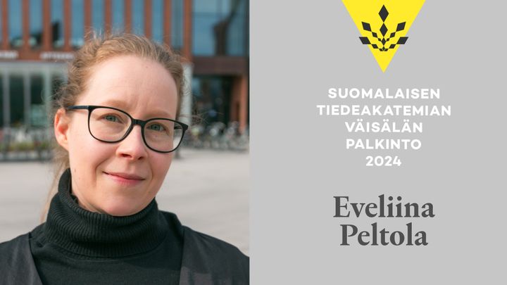 Eveliina Peltola hymyilee kameralle, kuvassa harmaalla pohjalla valkoinen teksti Väisälän palkinto