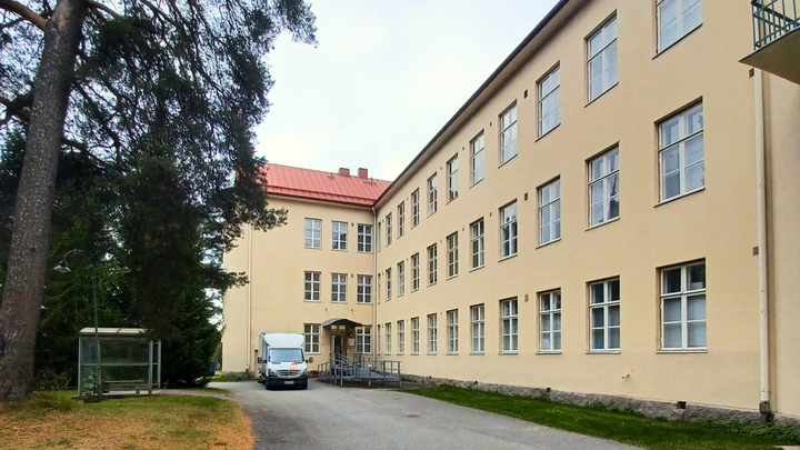 Hjälpmedelsutlåningen i Roparnäs ligger i B-huset på sjukhusområdet i Roparnäs.